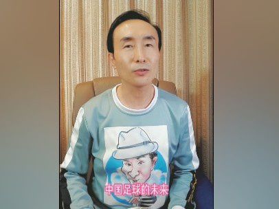 巴斯勒说道：“拜仁的后卫太少了，如果球队还有另外一两名中卫，那么于帕梅卡诺早就失去他的位置了。